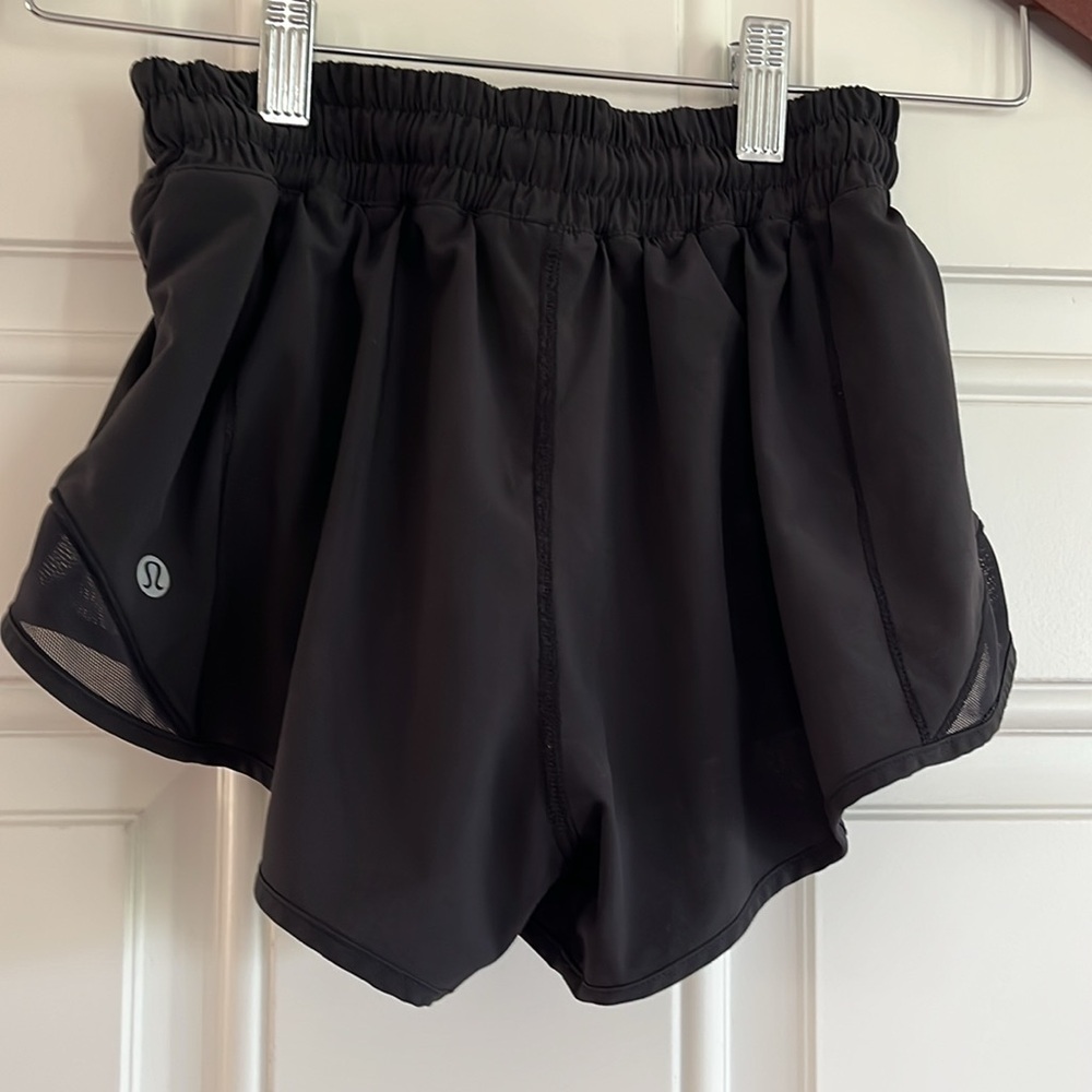 Lululemon Hotty Hot Low Rise Lined Short 2.5”. Size 4 Reg, black - Picture 4 of 8